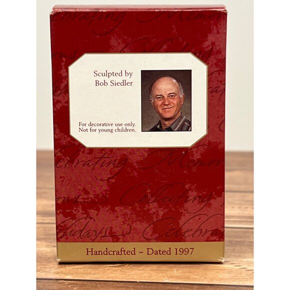 1997 HALLMARK ORNAMENT QX6385 CHRISTMAS CHECKUP SNOWMAN & MOUSE W/ THERMOMETER - Picture 3 of 11